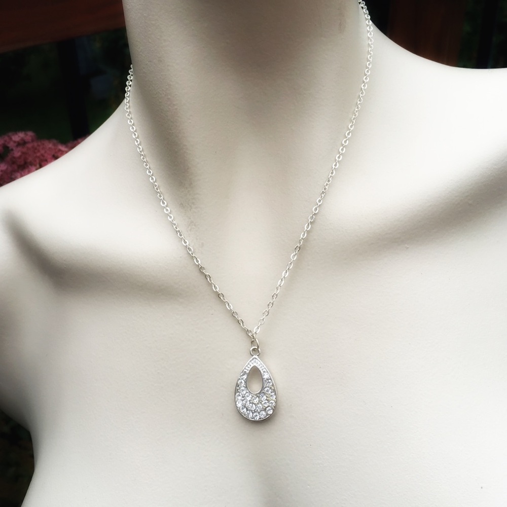 Set Boutique Diamond Teardrop Pendant & Earrings
